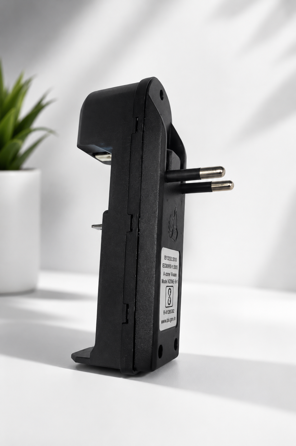 Universal Single Slot 18650 Lithium-Ion Battery Charger with 1 x 18650 3.7V Rechargeable Li-ion Battery | LED Charging Indicator | Black